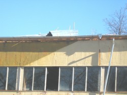 Вятър и лош ремонт издухаха покрива на тренировъчната зала